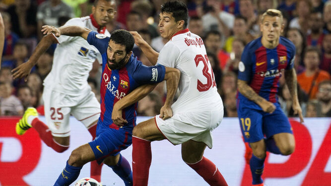 Diego González intenta robar un balón al barcelonista Arda Turan en un choque de esta pasada temporada.