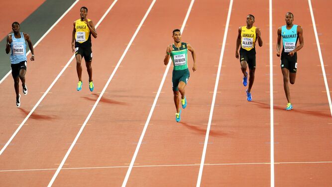 El sudafricano Wayde van Niekerk gana la final masculina de los 400 metros de los Campeonatos del Mundo de Londres.