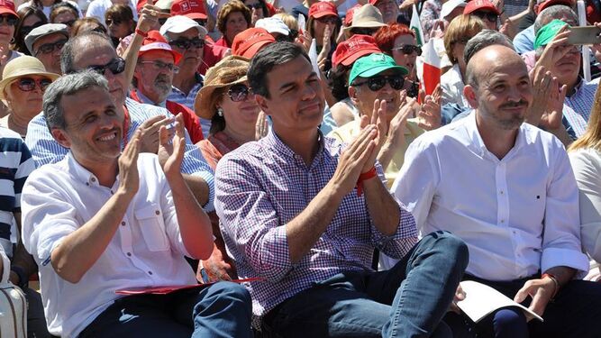 López, a la izquierda de la imagen, junto a Pedro Sánchez, durante un mitin en Cártama.