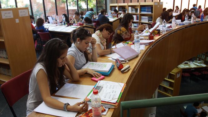 Estudiantes en la Biblioteca General de la Universidad de Málaga, en una imagen de archivo.