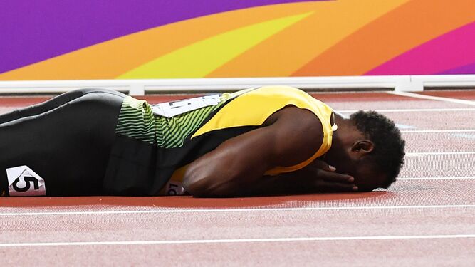 Bolt se lamenta tras su lesión.