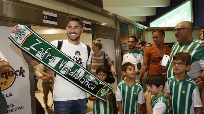 Javi García,  a su llegada al aeropuerto de Sevilla.