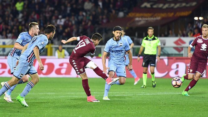 Iturbe dispara a la portería de la Sampdoria en un partido del año pasado con el Torino.
