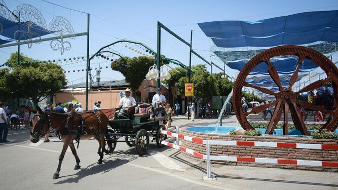 Coches de caballos junto a la noria del Cortijo de Torres: tradición y melancolía.