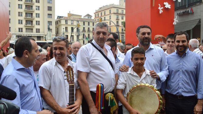 El consejero de Turismo, segundo por la derecha, en su visita a la Feria de Málaga.