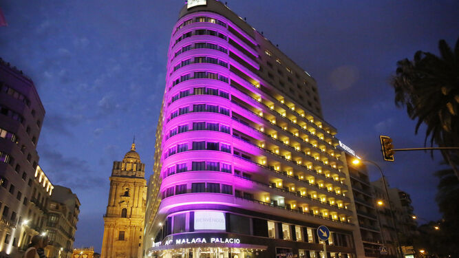 Vista del hotel Málaga Palacio, con la iluminación especial con la que celebró su 50 aniversario.