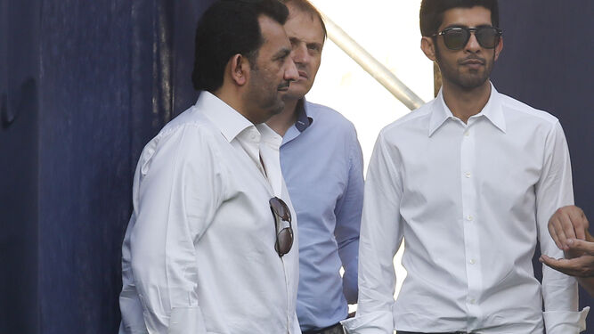 Abdullah Al-Thani y su hijo Nasser conversan con Francesc Arnau en un segundo plano.