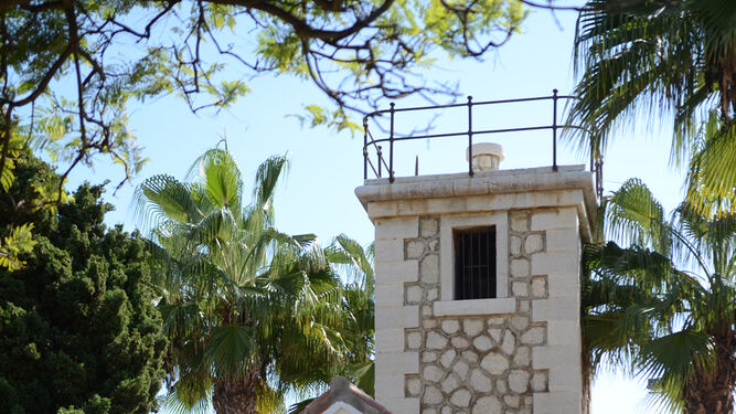 Faro antiguo de Torre del Mar ubicado en el paseo marítimo.