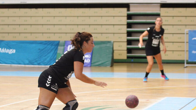 Nuria Andreu bota el balón.