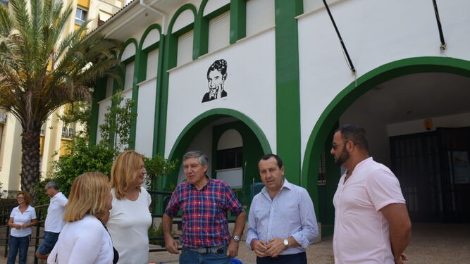 El delegado del Gobierno andaluz, ayer, visitando la escuela de verano organizada en Marbella.