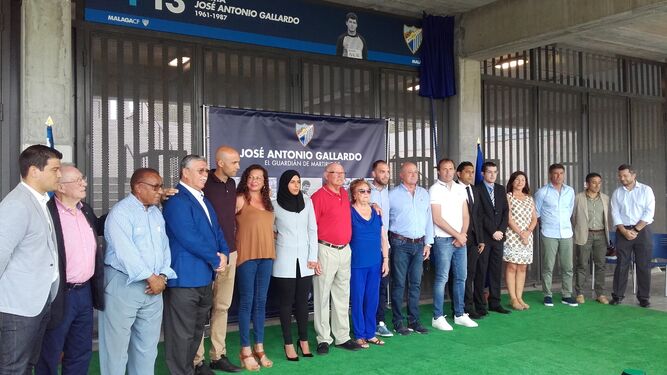 Familiares y representantes del Málaga ante la puerta de Gallardo