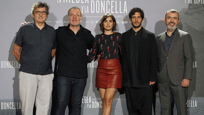 El director y algunos de los protagonistas de'La niebla y la doncella', junto al escritor Lorenzo Silva.