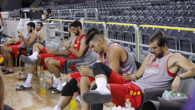 Los jugadores de la selección española de baloncesto se toman un descanso en la sesión de ayer en Cluj.