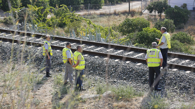 Trabajadores ferroviarios, momentos después de la aparición del cuerpo, trabajan en la inspección de las vías.