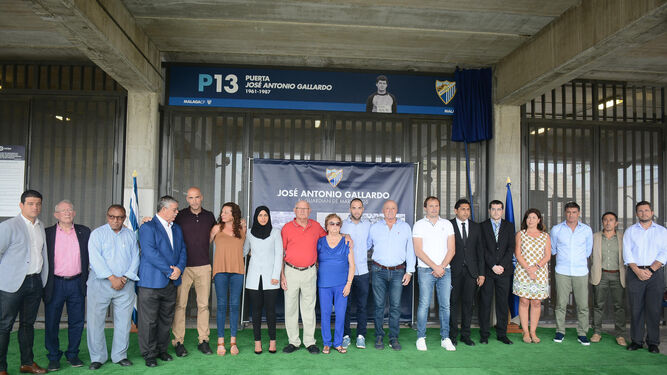 Familiares y representantes del Málaga, juntos ante la nueva puerta José Antonio Gallardo del estadio de La Rosaleda.