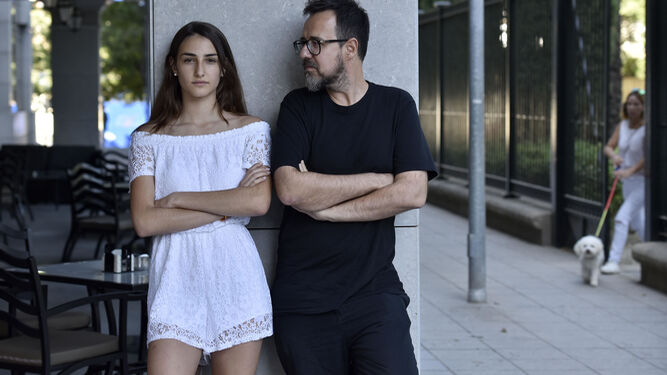 El director Paco Plaza, junto a la actriz Sandra Escacena, ayer en Sevilla, donde asistieron a un pase de 'Verónica' en los cines Nervión Plaza.