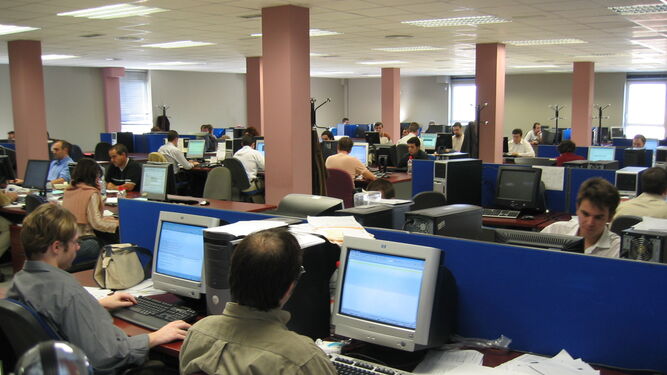 Empleados en el Centro Global de Producción de Indra en Málaga.