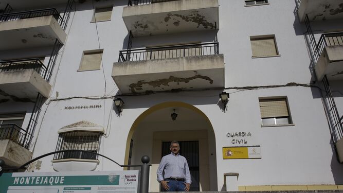 El alcalde de Montejaque, Diego Sánchez, en el edificio que fue cuartel de la Guardia Civil y que Interior debe devolver al municipio.