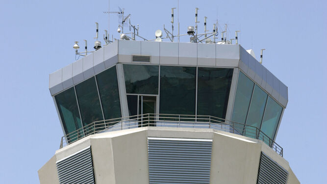 Imagen de la torre de control del aeropuerto de Málaga.