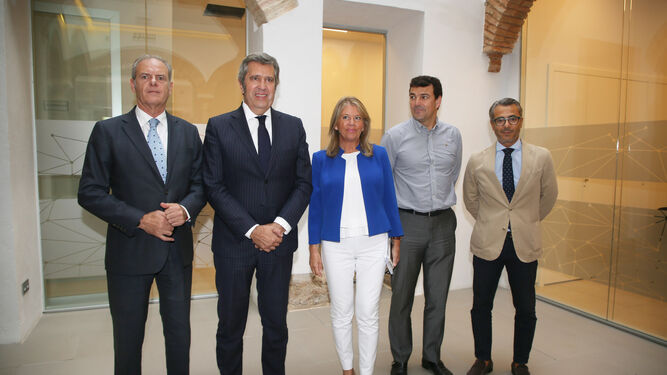 La alcaldesa, Ángeles Muñoz, junto al director general de Incyde, Javier Collado, en el vivero de empresas.