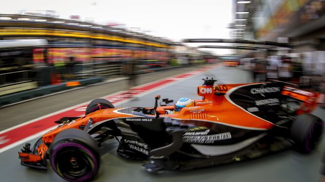 Fernando Alonso sale a pista con su McLaren Honda, durante la primera sesión libre en el circuito de Marina Bay.