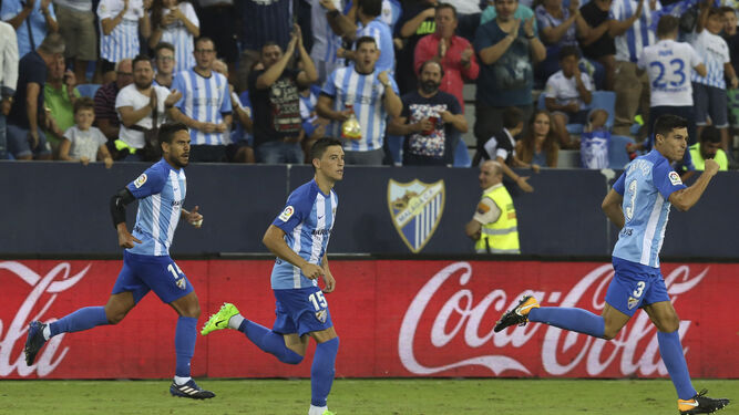Recio y Ricca corren tras Diego González para celebrar el gol del central gaditano.