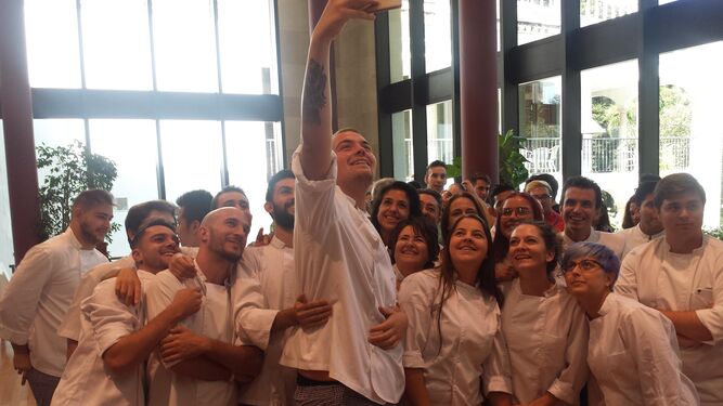 Estudiantes de segundo de Cocina de La Cónsula, ayer, haciendo un 'selfie'.