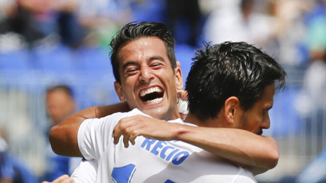 Recio y Luis Hernández se abrazan tras la victoria ante el Valencia el curso anterior.