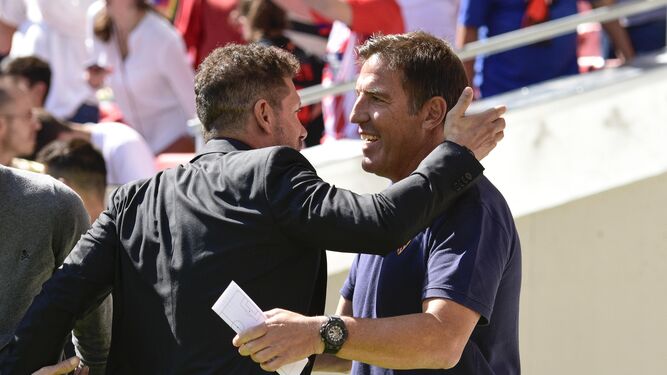 Diego Pablo Simeone y Eduardo Berizzo se saludan cordialmente antes del encuentro.