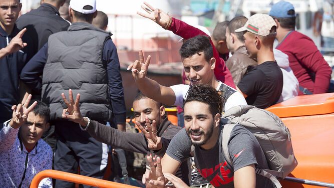 Inmigrantes magrebíes rescatados en el Mediterráneo, a su llegada al puerto de Motril.