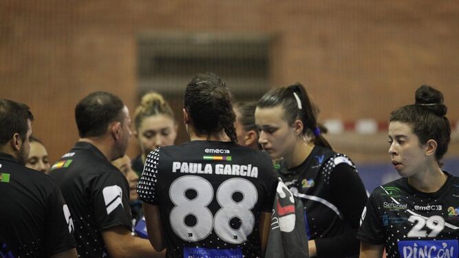 Tiempo muerto de Diego Carrasco durante el transcurso de un partido, entre ellas la internacional Paula García.