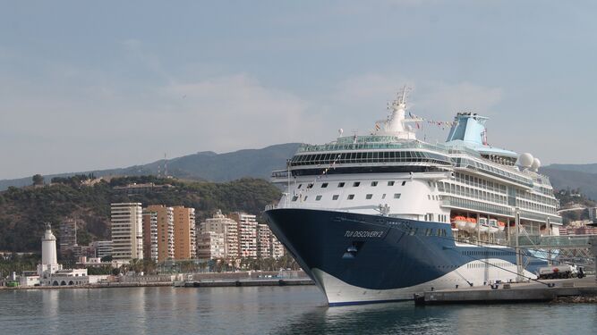El `TUI Discovery 2` atracado en el puerto de Málaga.