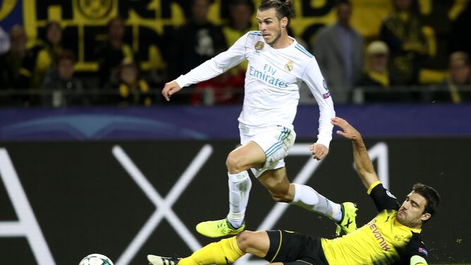 Bale intenta marcharse por velocidad de la entrada del central del Dortmund Sokratis.