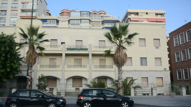 La fachada de la antigua sede del Gobierno Militar en Málaga.