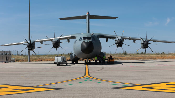El avión militar A400M en la pista exterior de la planta de montaje final de Airbus Defence and Space en Sevilla
