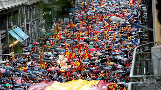 La Vía Layetana, abarrotada de personas con banderas españolas y catalanas.