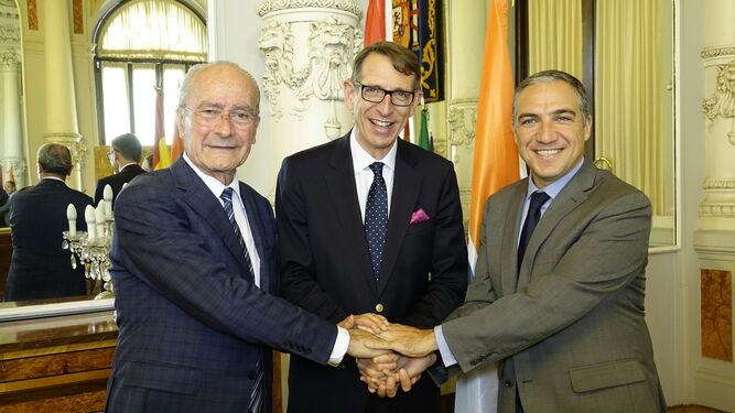 Francisco de la Torre y Elías Bendodo posan con el presidente de Horasis, Frank-Júrgen Richter.