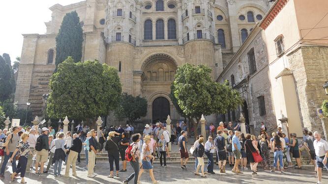 Un  grupo de turistas, a las  puertas de la  Catedral de Málaga.