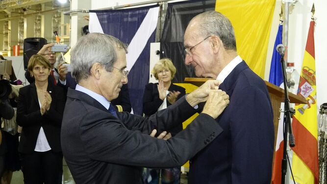 El embajador de Francia en España, Yves Saint-Geours, coloca la insignia de la Legión de Honor a De la Torre.