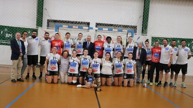 Las jugadoras del Rincón Fertilidad poasan con el trofeo campeonas de Andalucía.