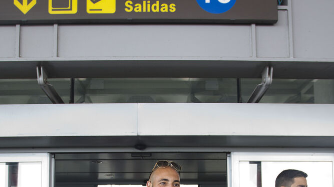 Nordin Amrabat sale del aeropuerto de Málaga con sus pertenencias.