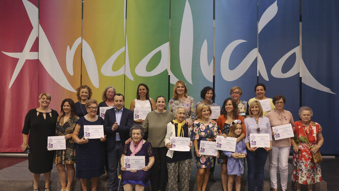 Las mujeres galardonadas junto a los representantes de la Junta de Andalucía.