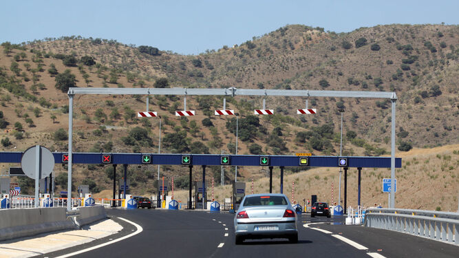 Un vehículo se aproxima al punto de peaje de la autopista de Las Pedrizas.