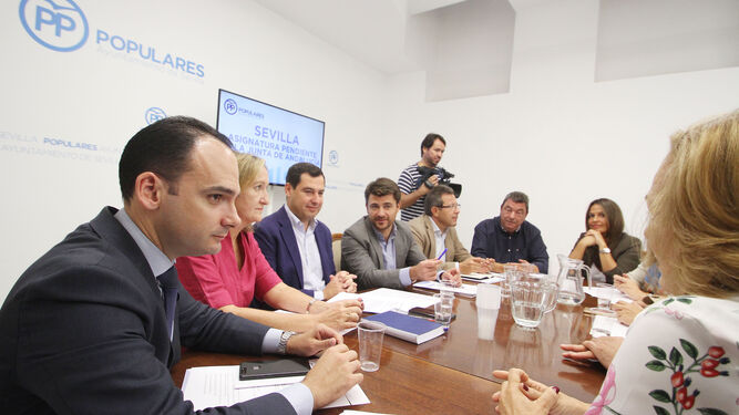 El encuentro que mantuvieron ayer Moreno Bonilla con sus concejales en el Ayuntamiento de Sevilla.