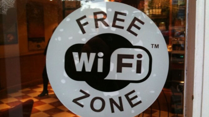 Un local anuncia que dispone de wifi gratis.