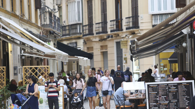 Terrazas de varios establecimientos en una calle del Centro de Málaga.