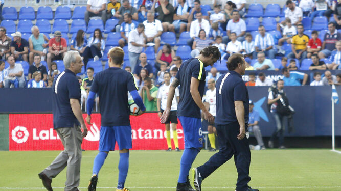 Kuzmanovic se retira a vestuarios tras su lesión ante el Leganés en el calentamiento.