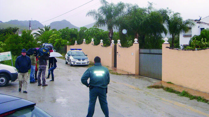 Un guardia civil en la entrada de la finca el día que murió Lucía Garrido.