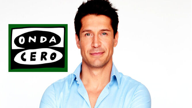 Jaime Cantizano, con el logotipo de su nueva cadena de radio, Onda Cero.