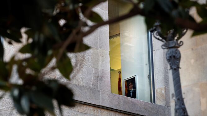 Una foto de ex 'president' Puigdemont en un despacho del 'Palau'